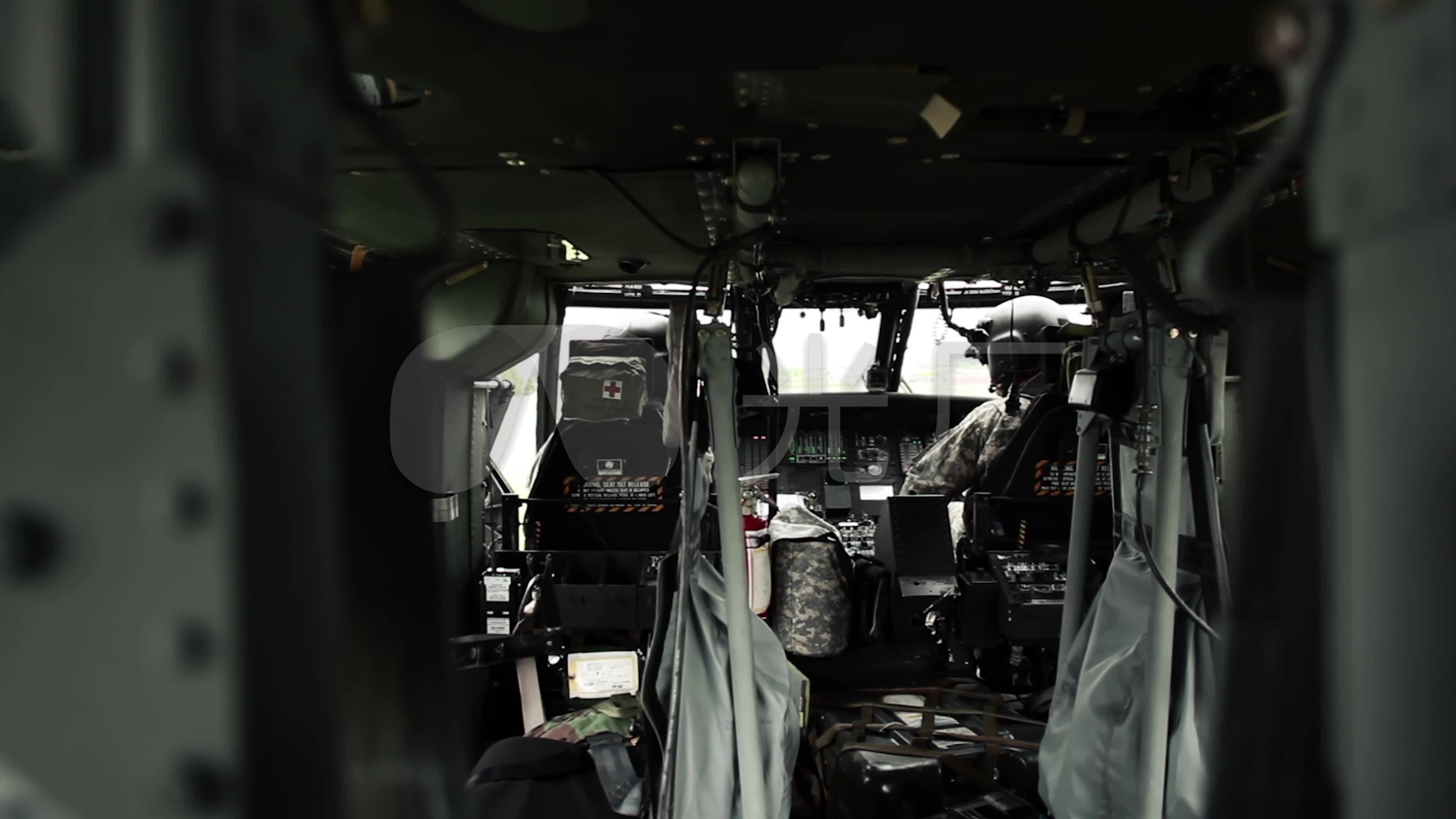 4k美军军队军演士兵训练黑鹰直升机驾驶舱_3840x2160