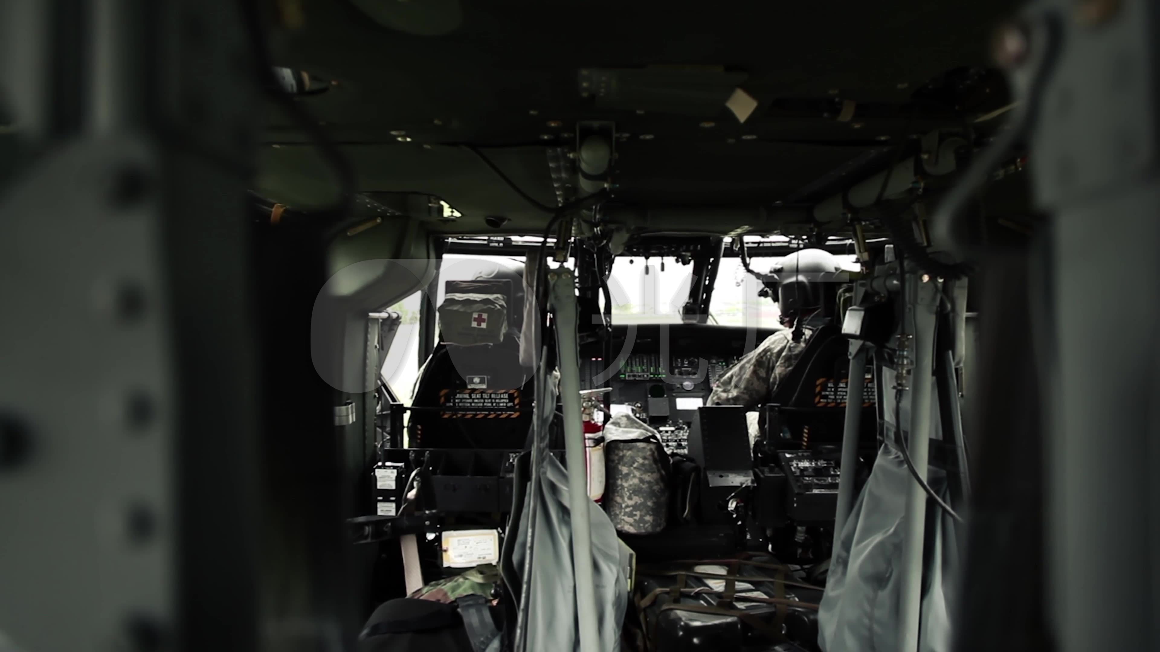 4k美军军队军演士兵训练黑鹰直升机驾驶舱_3840x2160