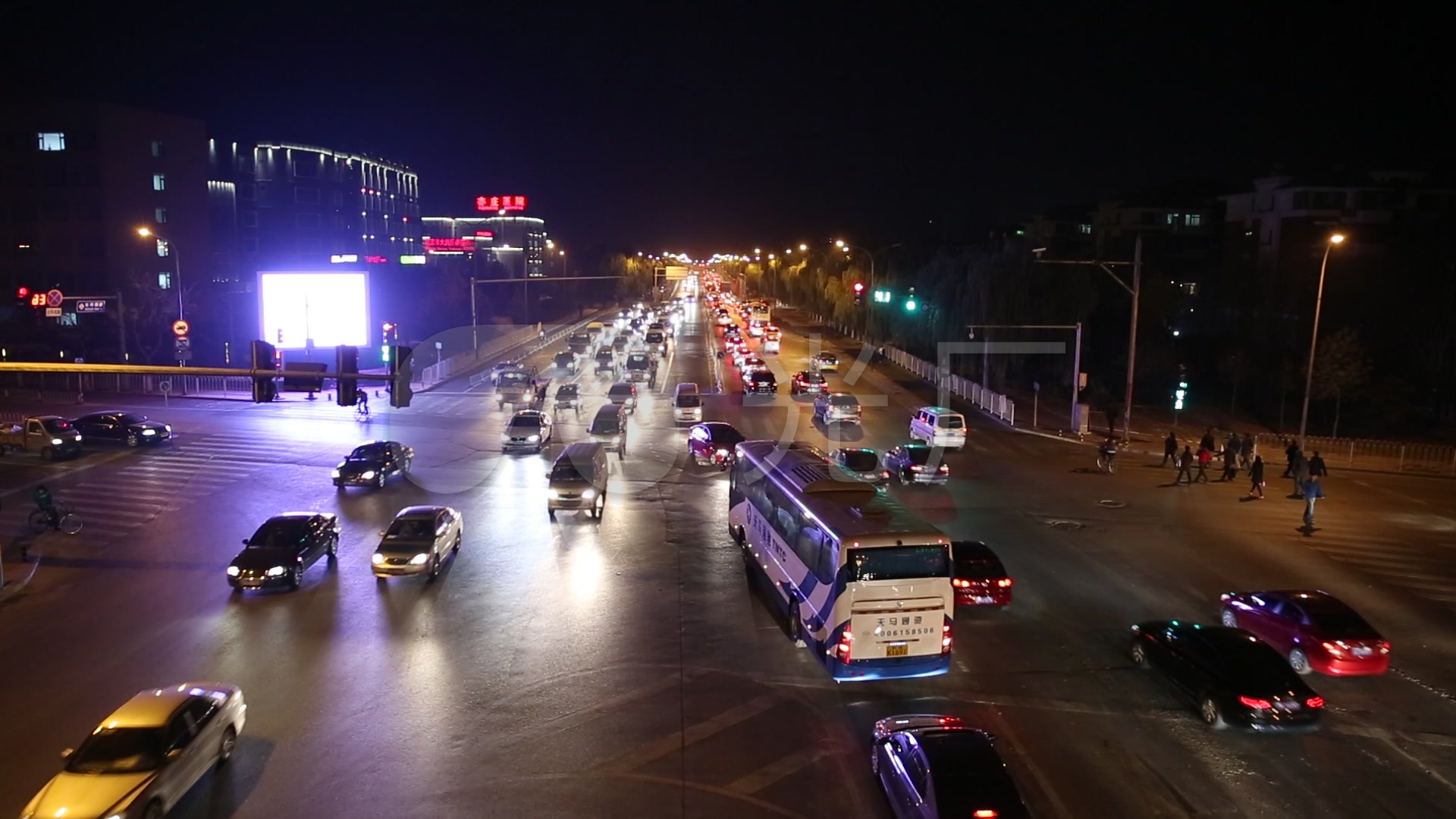 夜晚城市十字路口车流