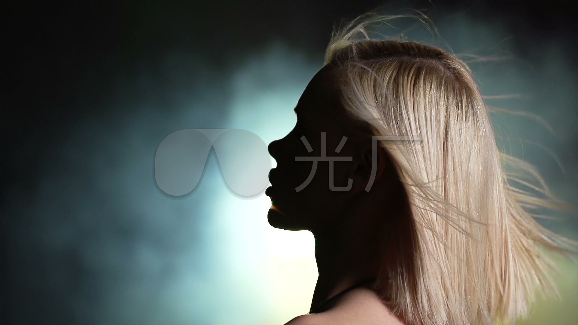 金发美女侧脸背光肖像