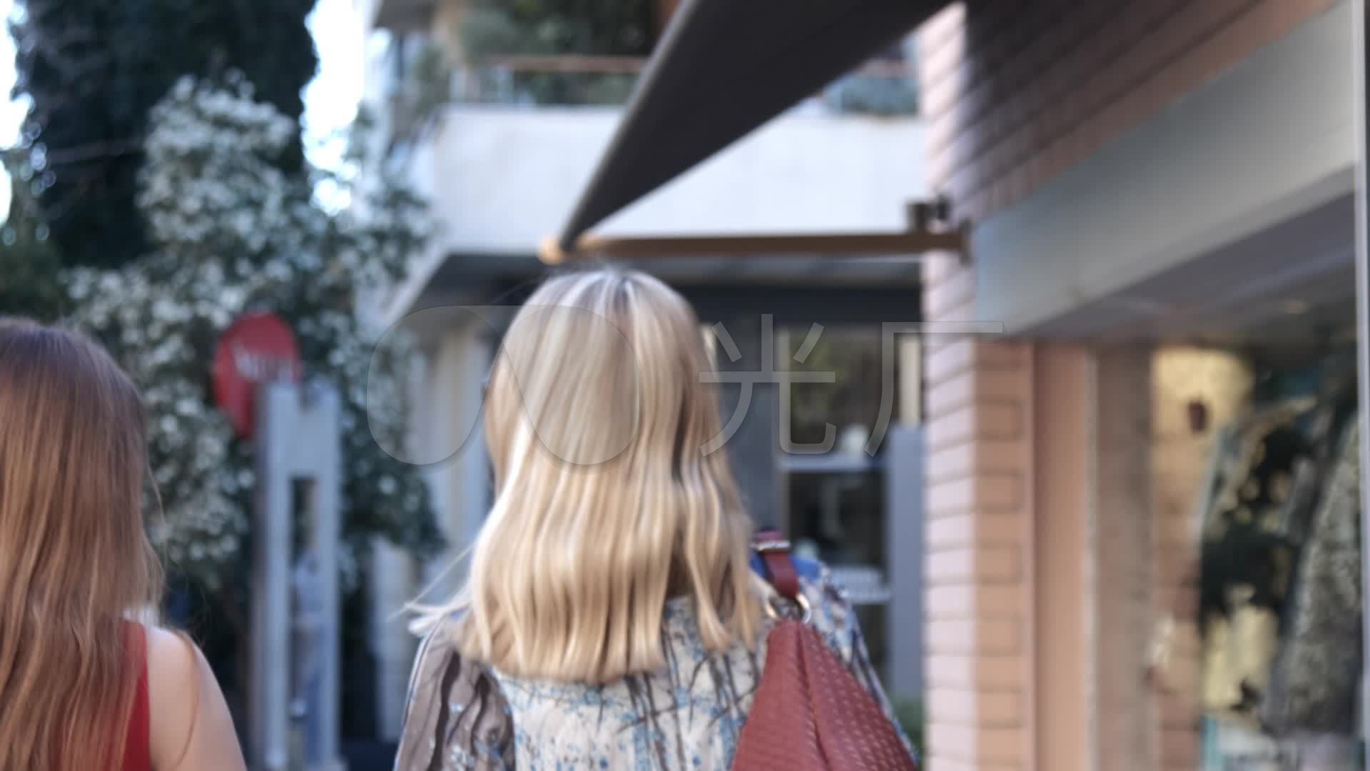 闺蜜逛街购物背影_1920x1080_高清视频素材下载(编号