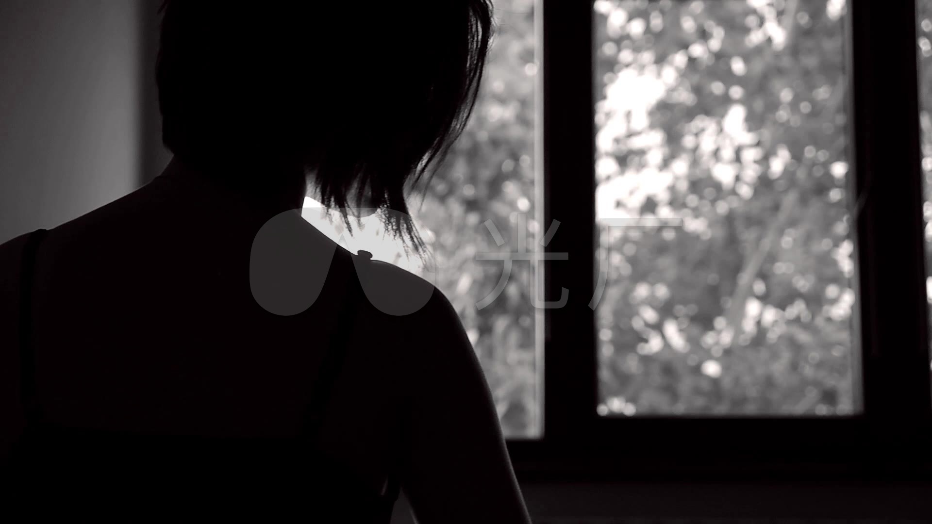 明暗质感的窗前女性背影