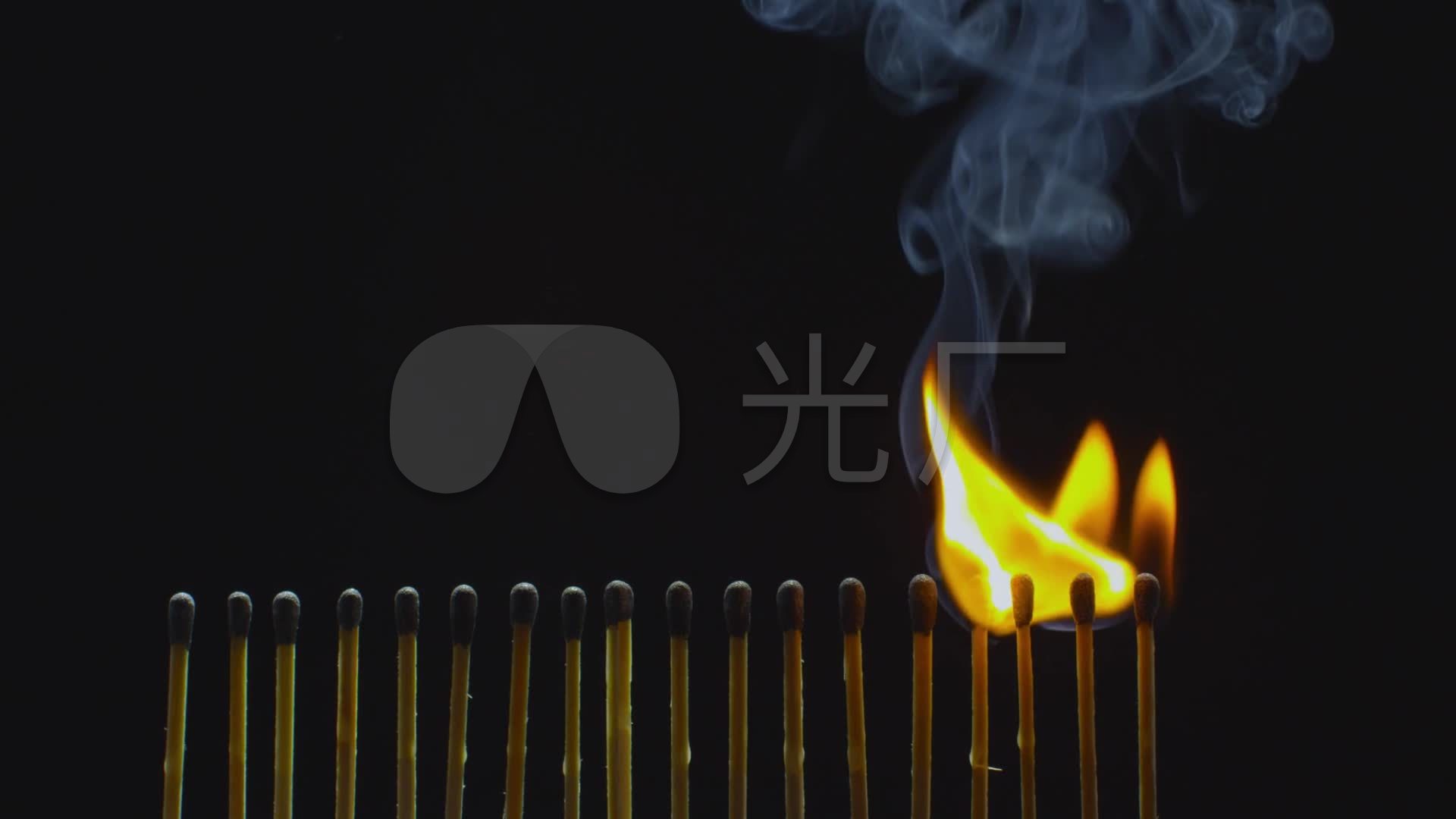 一排火柴逐个燃烧起来并熄灭