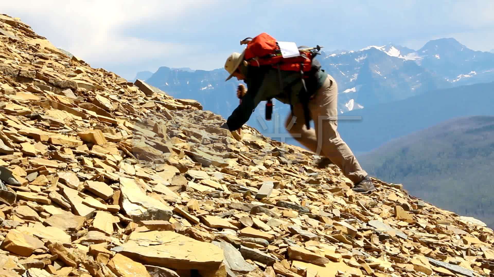 男人辛苦跋涉爬山_1920x1080_高清视频素材下载(编号