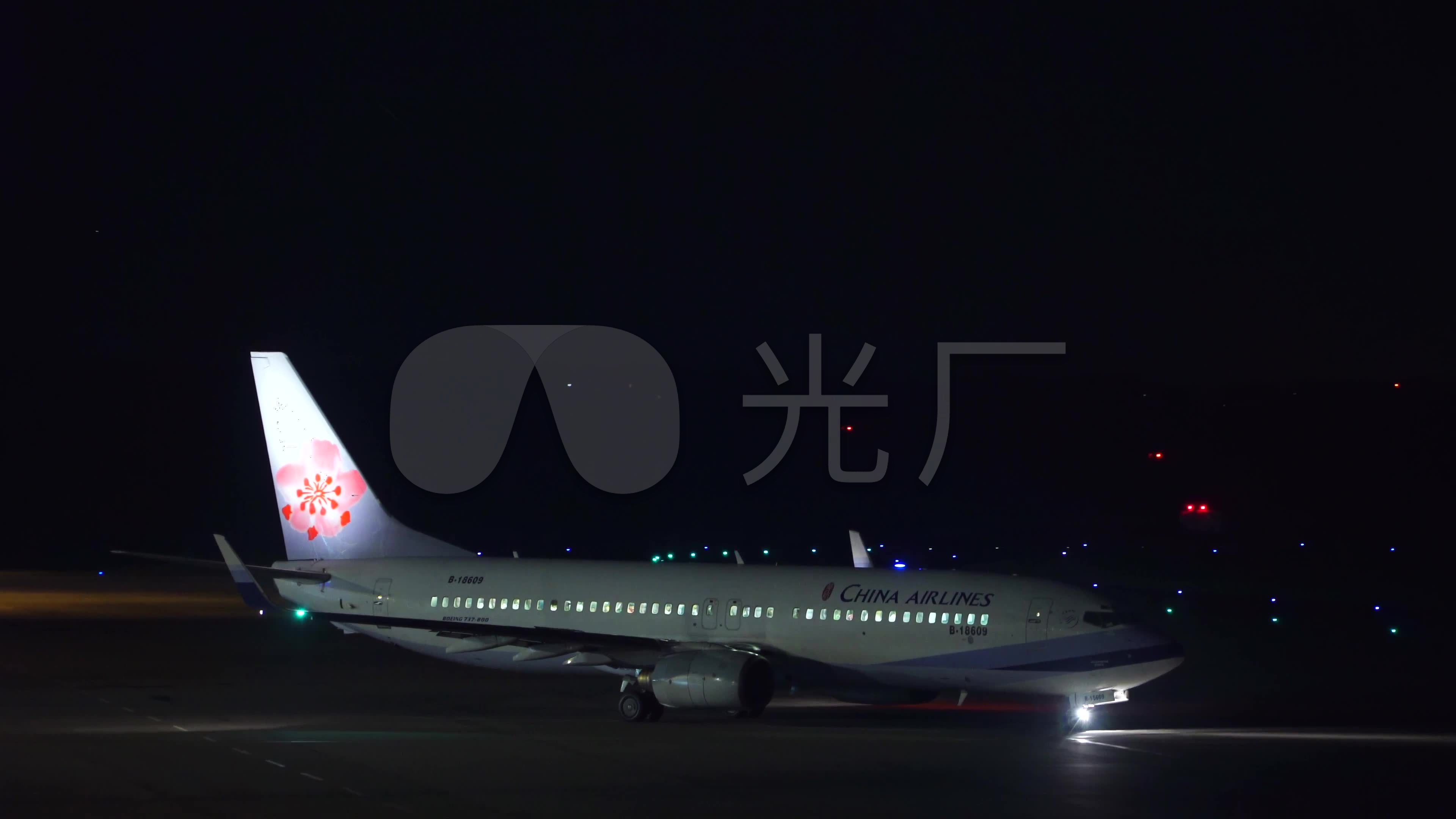 4k中国航空公司飞机夜间起飞_3840x2160_高清视频素材