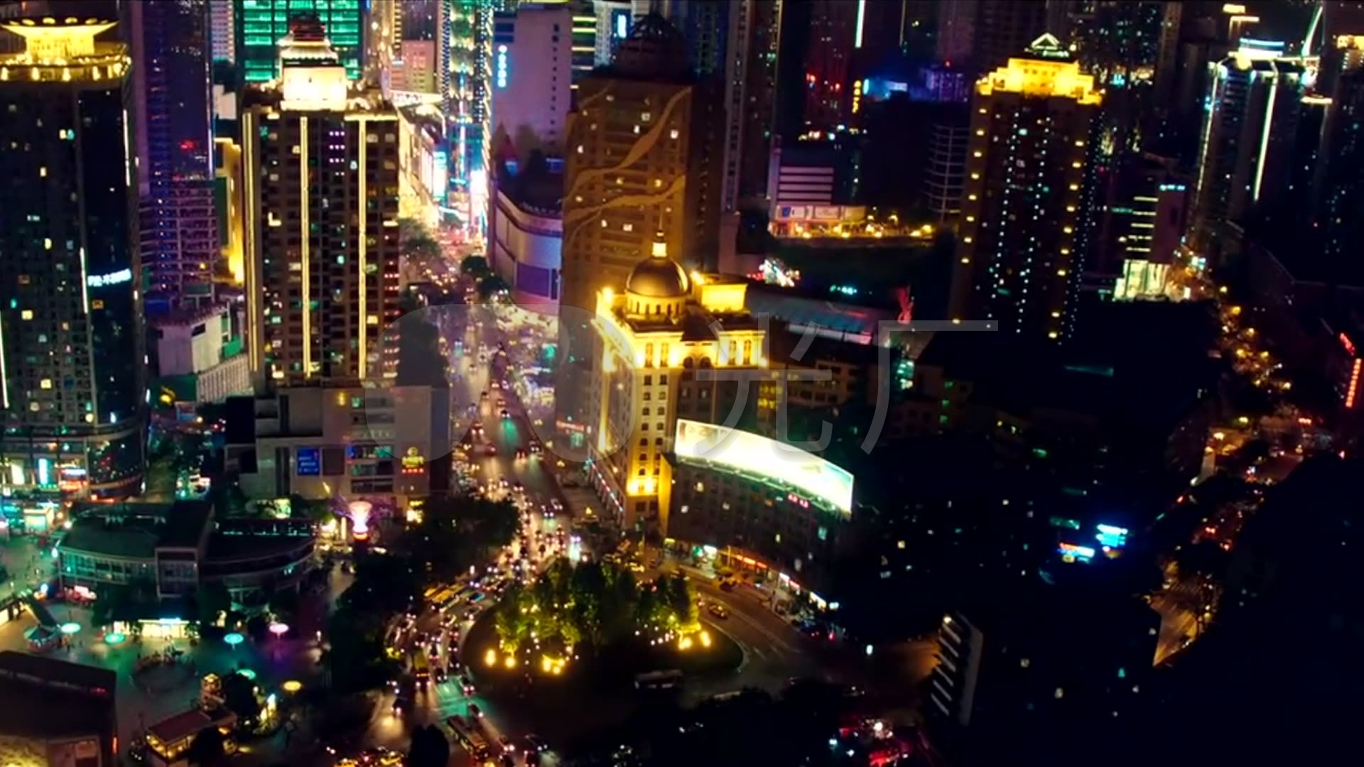 实拍下雨水面雨滴路灯雨景航拍城市夜景