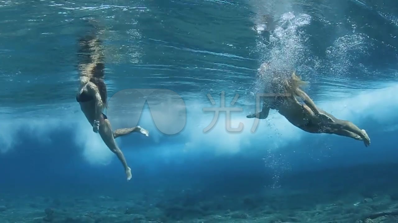 夏威夷海浪水中比基尼美女游泳_1280x720_高清视频(:)