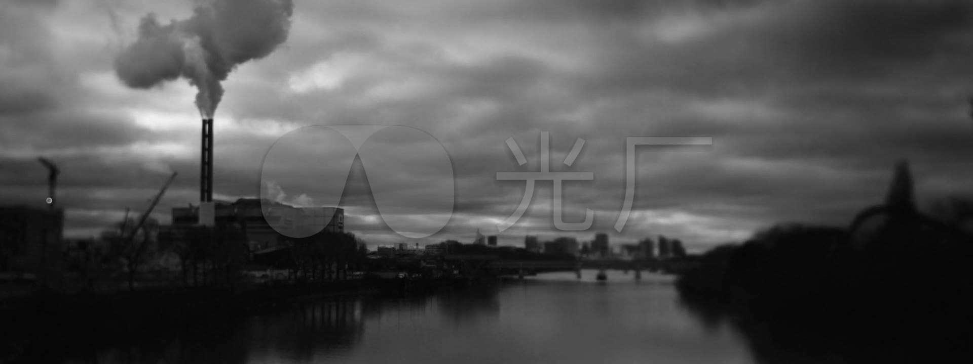 黑白空镜压抑的城市雨老建筑_1920x720_高清视频素材下载(编号