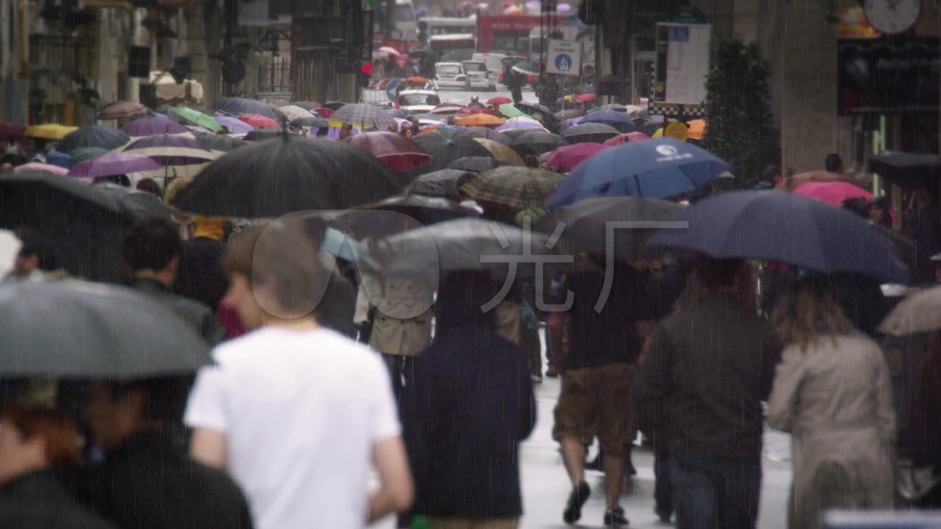 街道打伞人群