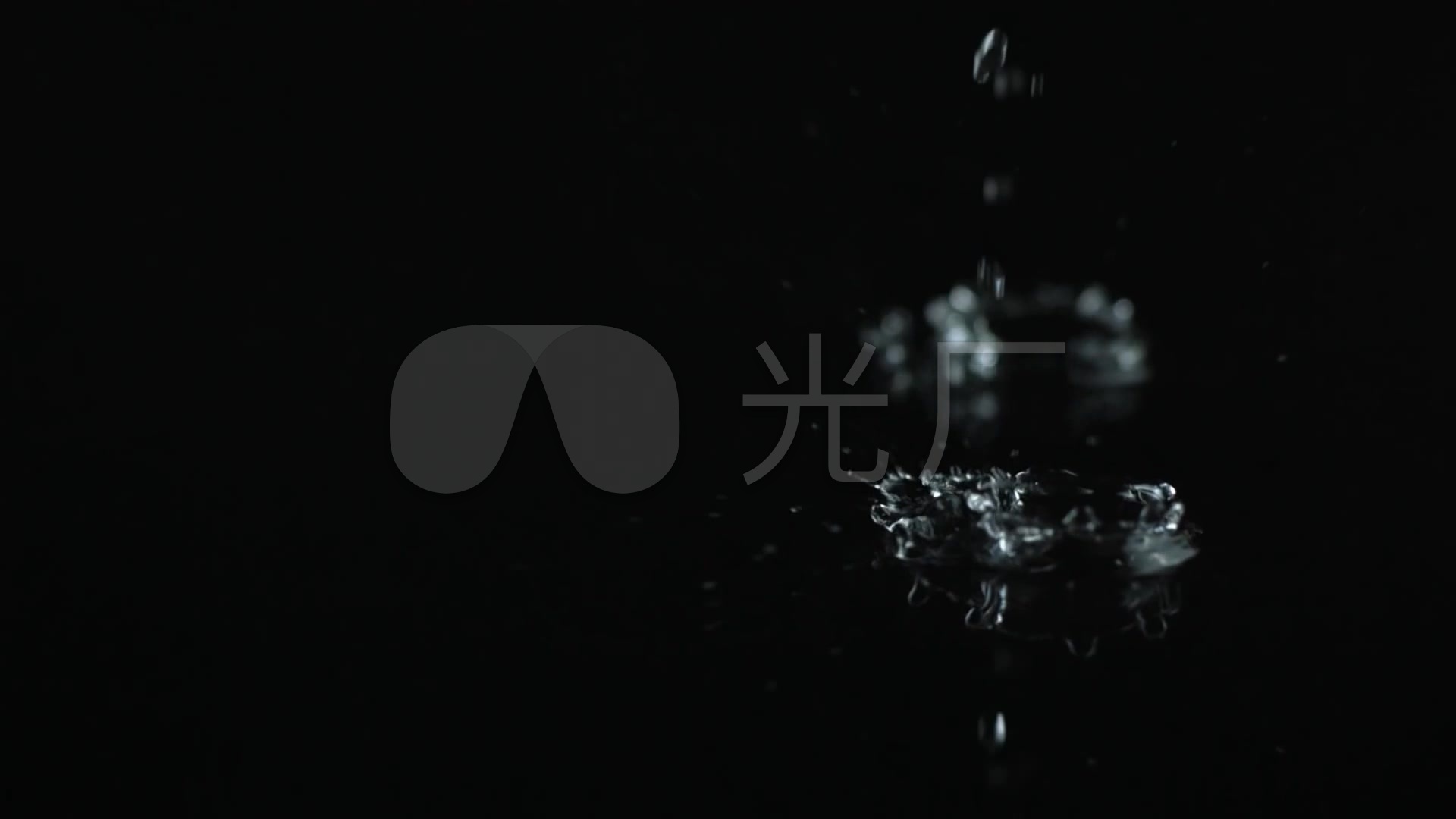 高清黑色背景水滴下落_1920x1080_高清视频素材下载