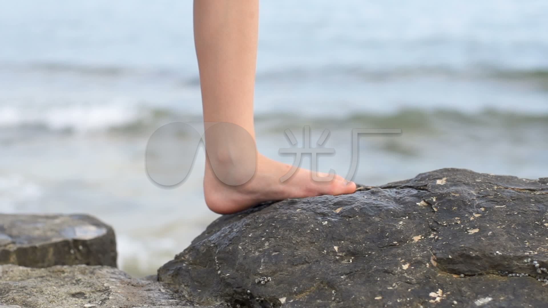 海滩石头光脚行走