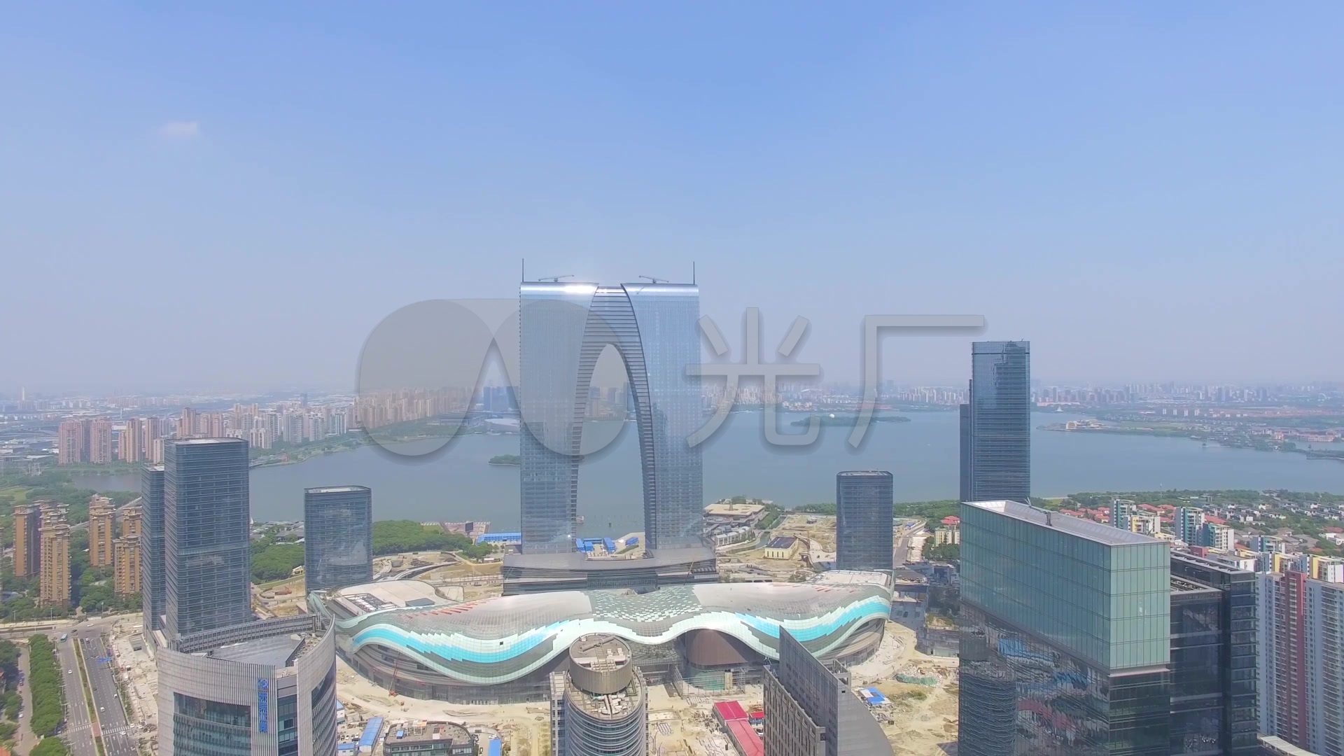 苏州园区航拍星海广场东方之门穿行