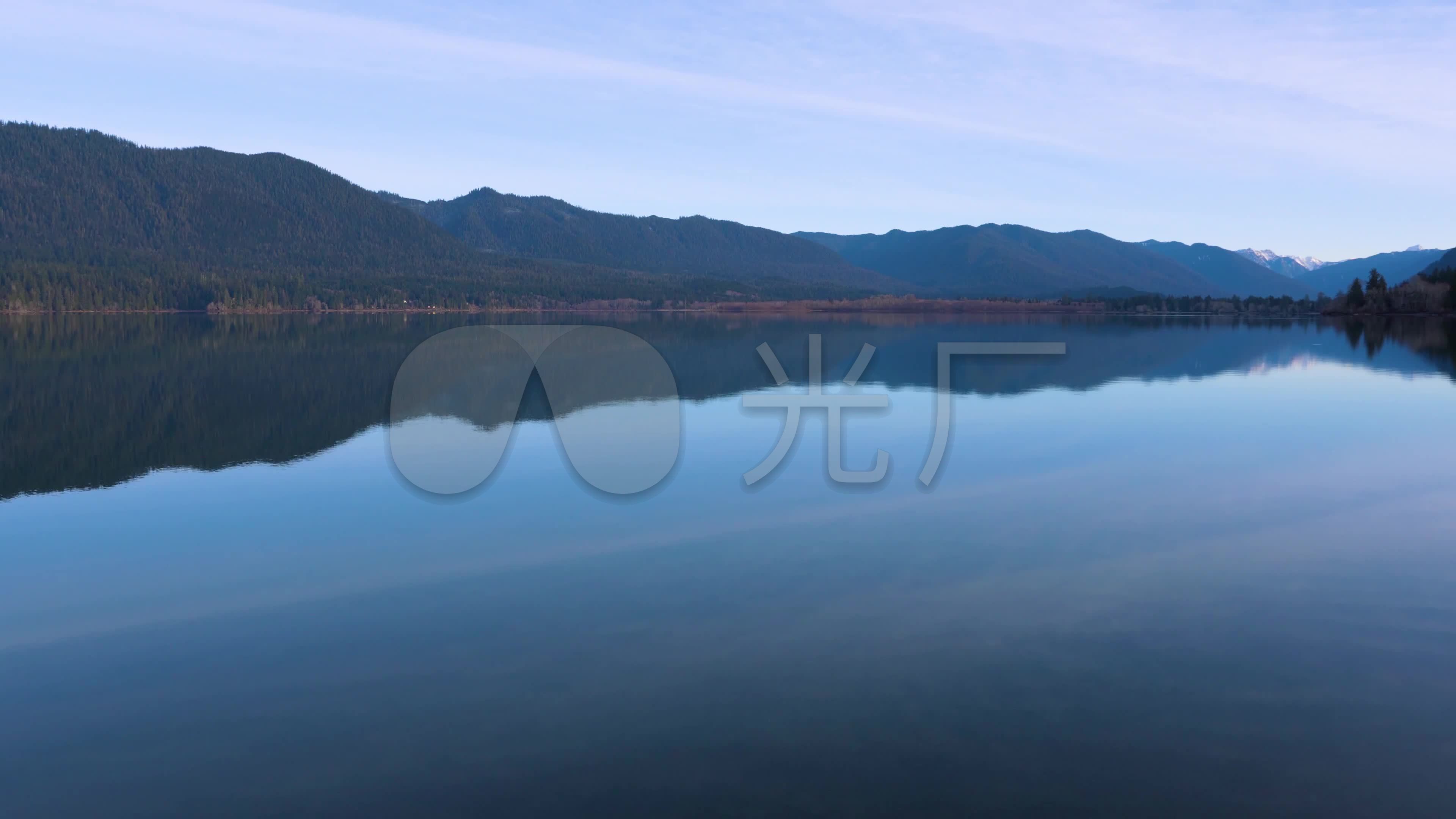 4k湖水平静湖面水库芦苇