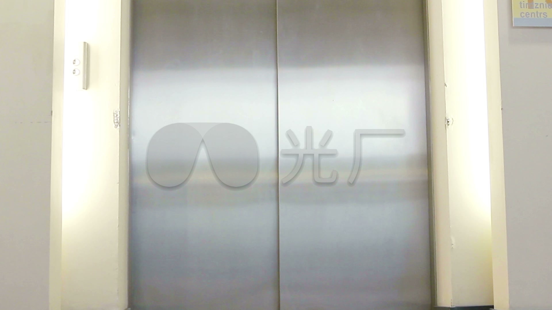 电梯关门