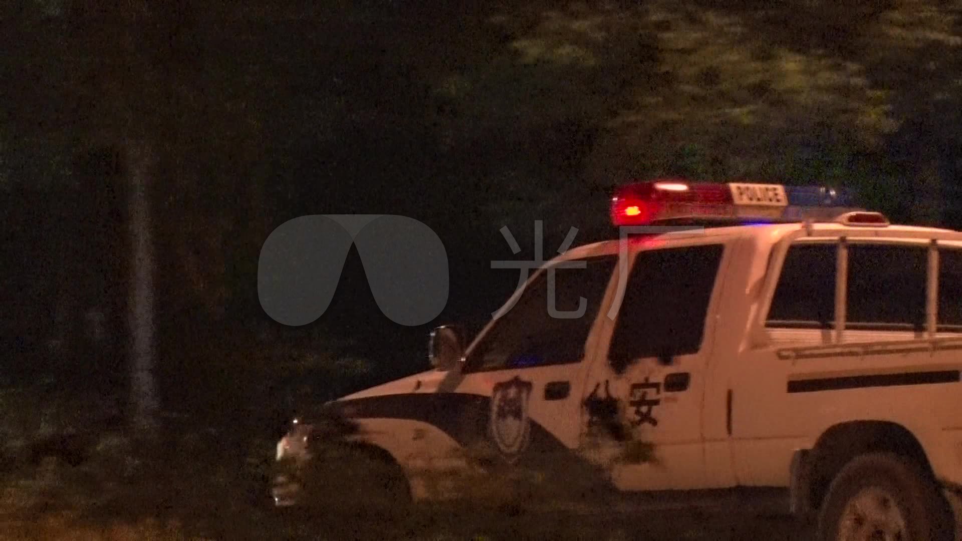 夜晚警察巡逻出警_1920x1080_高清视频素材下载(编号
