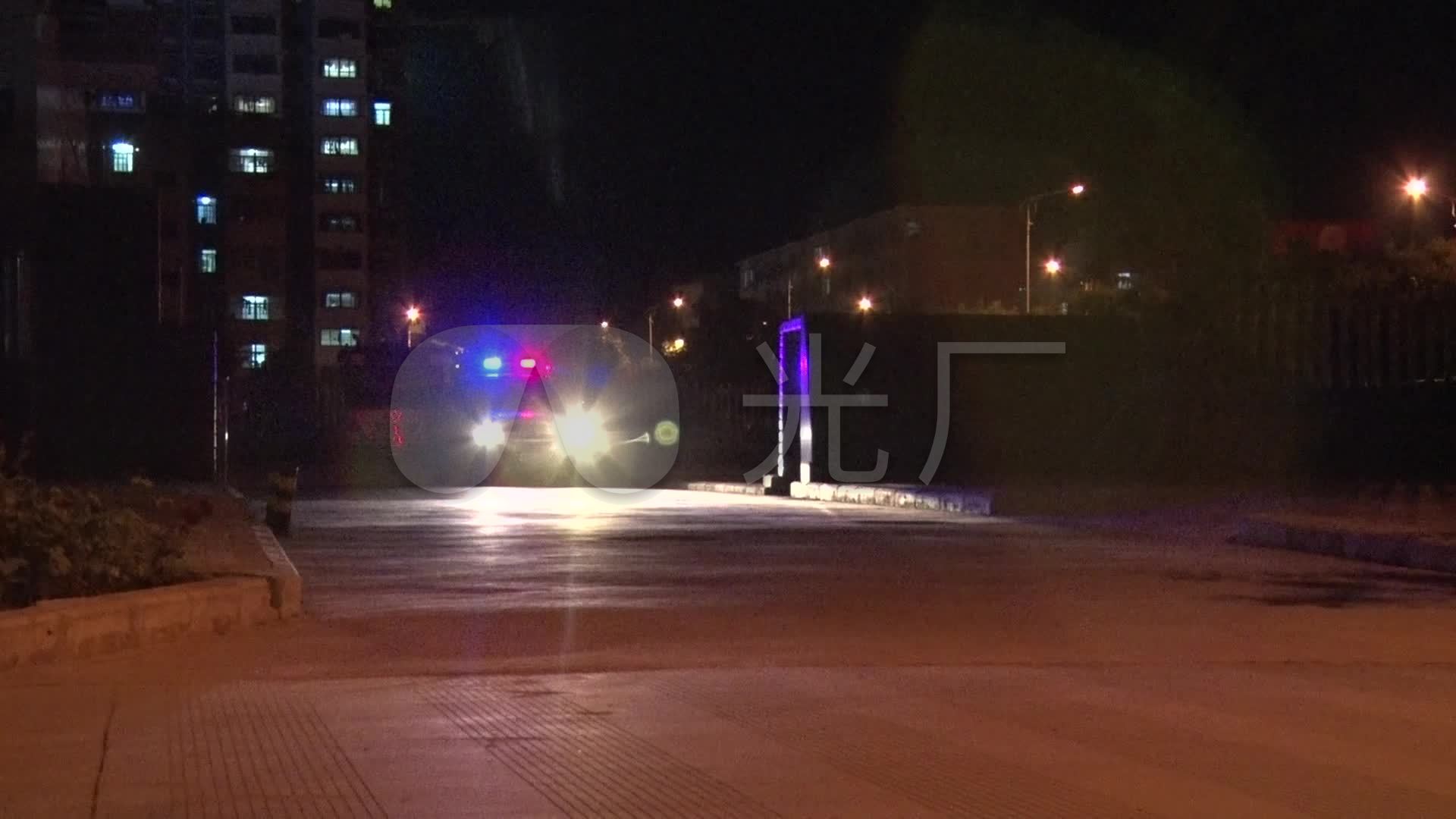 夜晚警察巡逻出警