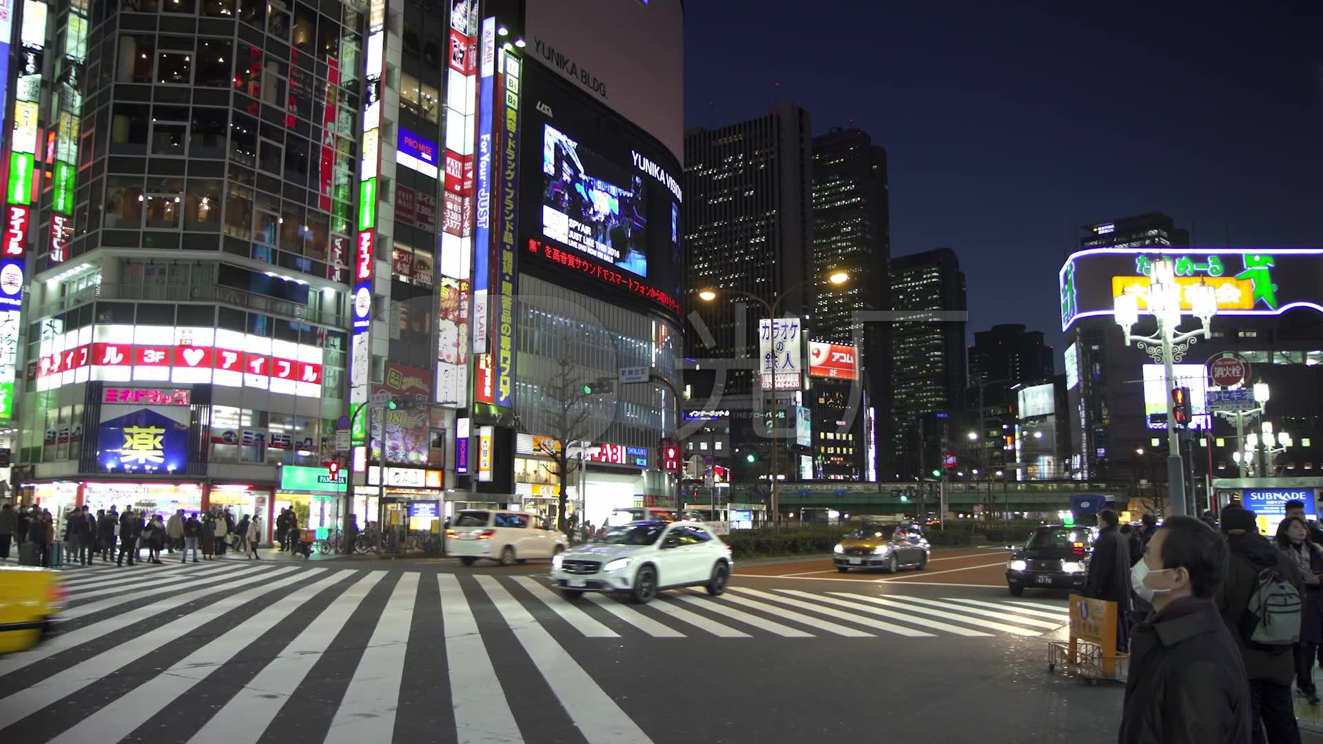 东京夜晚繁华的街道路口