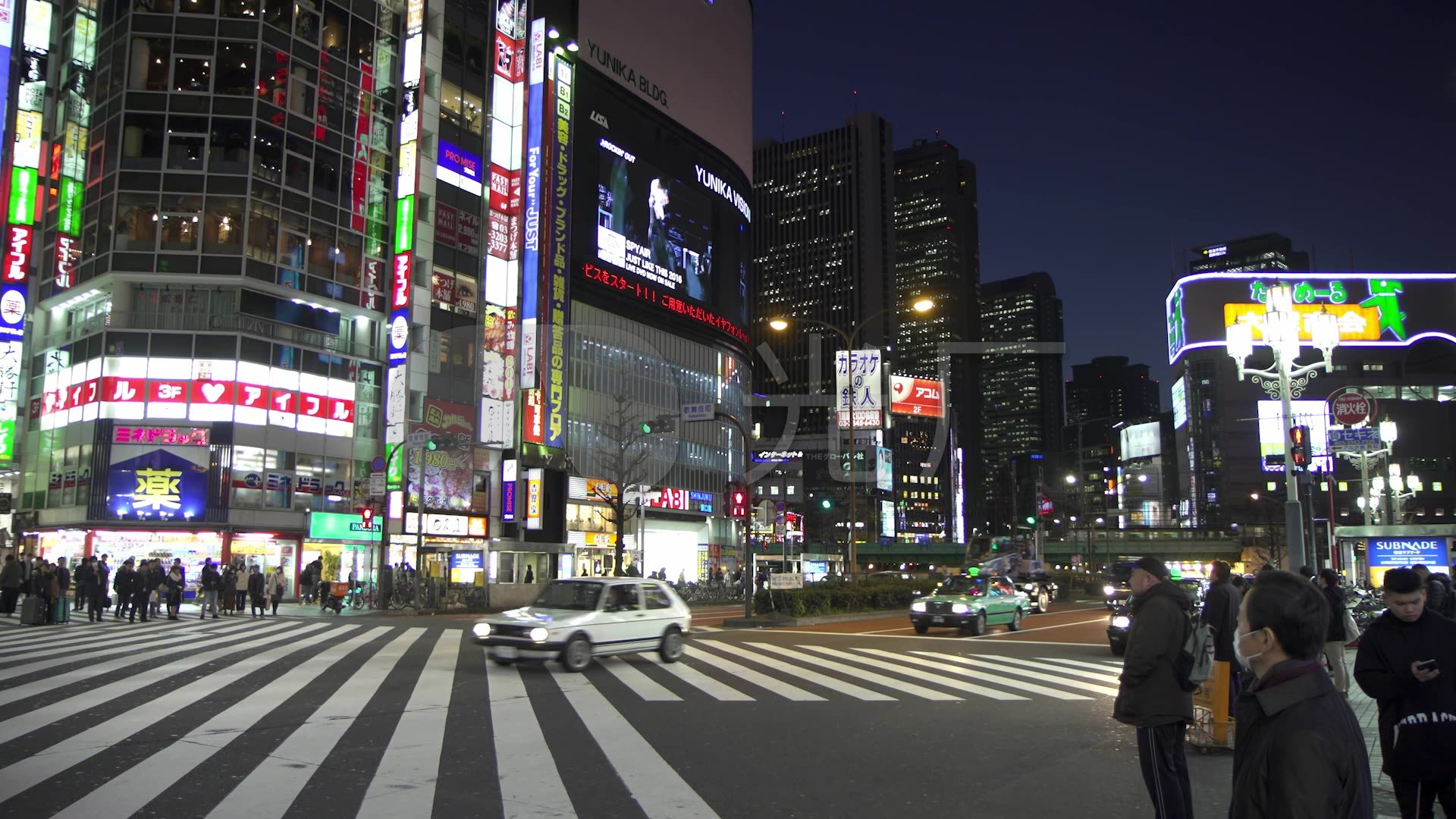东京夜晚繁华的街道路口