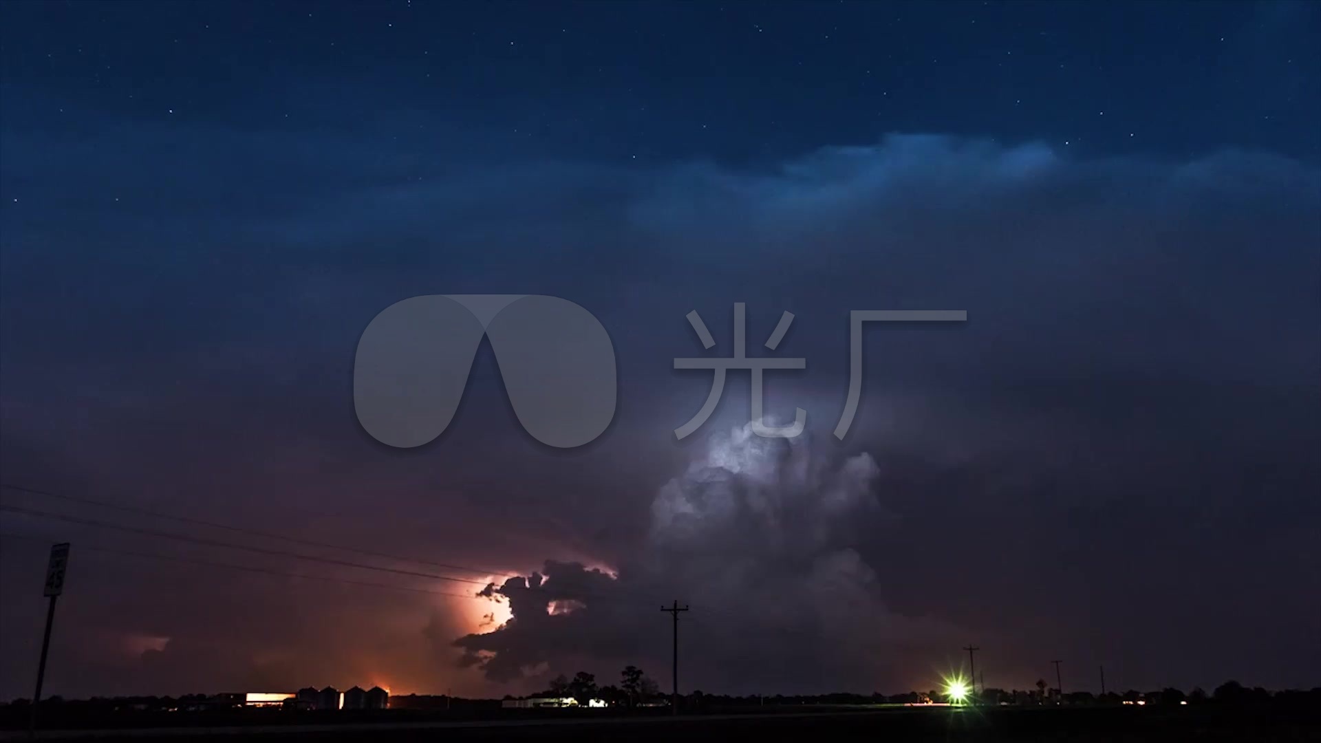 黑云电闪雷鸣i乌云下雨闪电