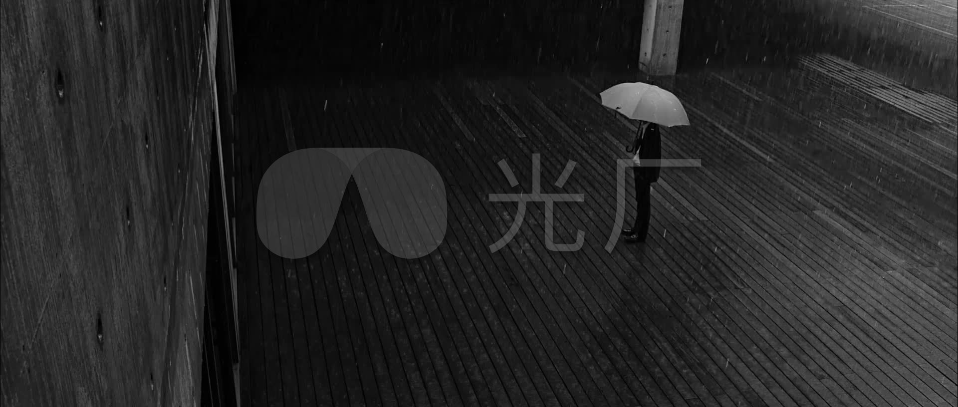 黑白男人撑伞站在雨中淋雨_1920x816_高清视频素材(:)