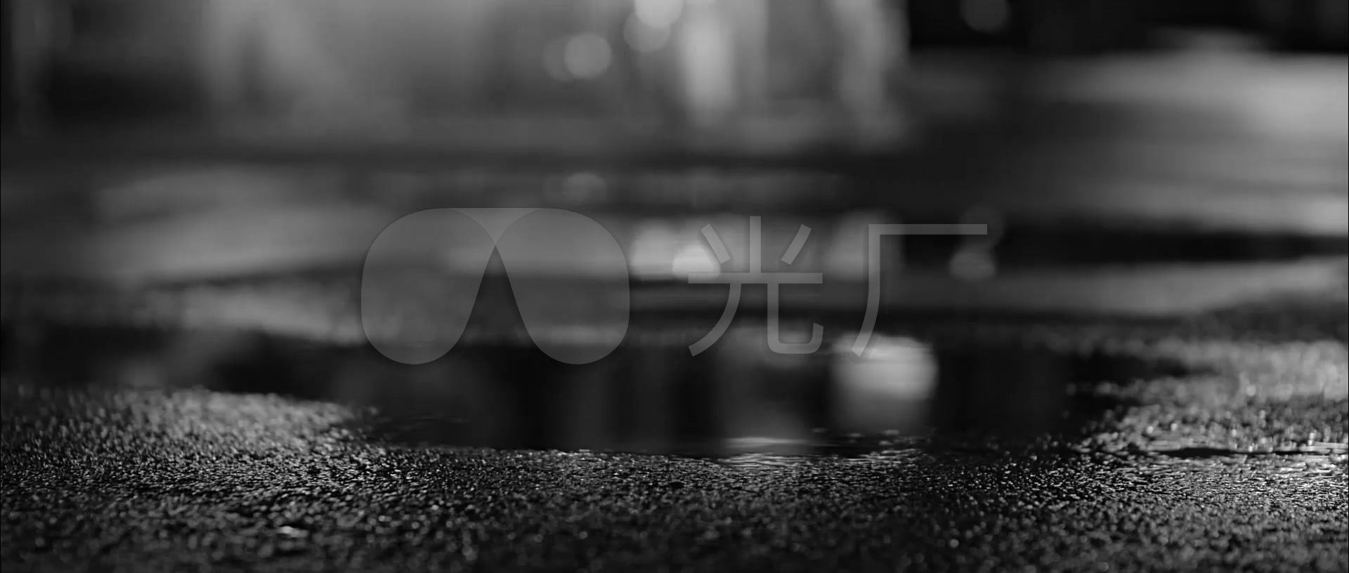 黑白男人撑伞站在雨中淋雨
