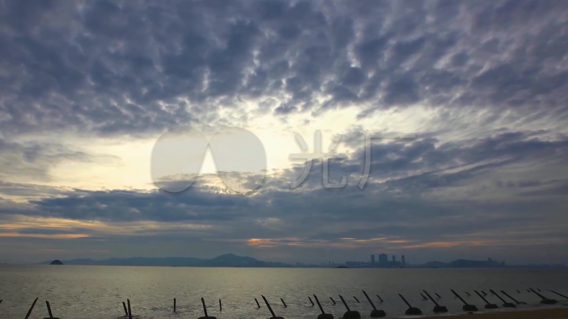 福建厦门旅游度假厦门海滨沙滩海边城市黄昏_黑马视频过林图片