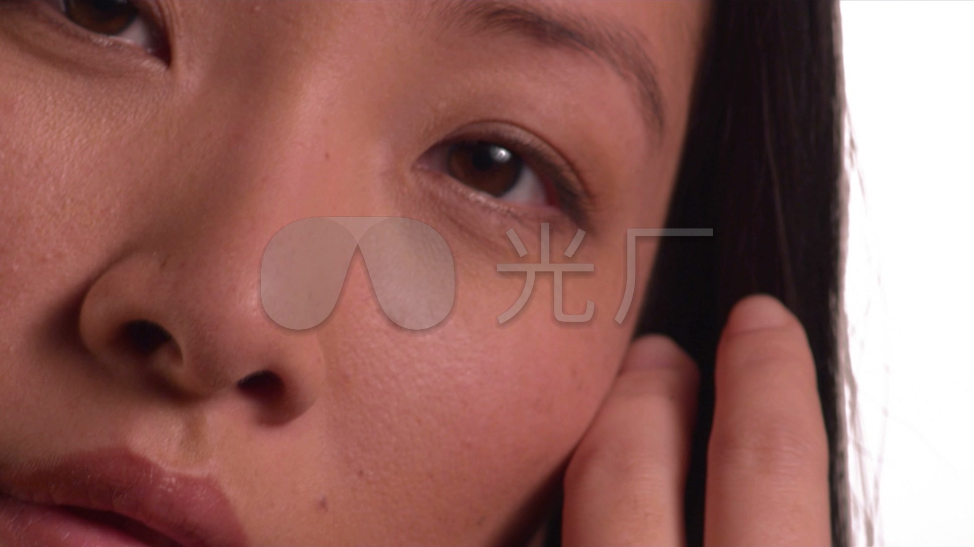 女人面部皮肤特写——粗糙 暗淡色斑