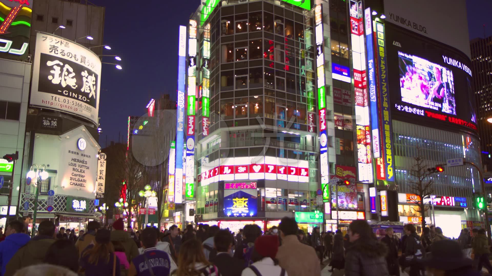 夜间繁华城市街头人来人往行驶道路_0