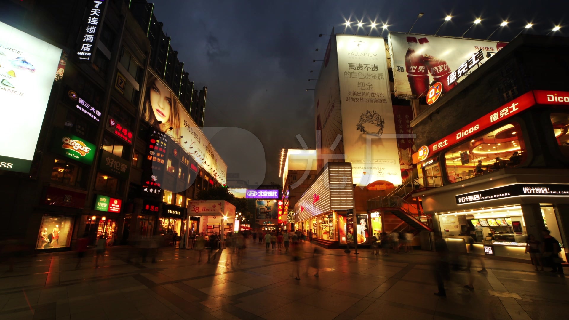 实景延时拍摄成都繁华地春熙路人来人往夜景_1920x
