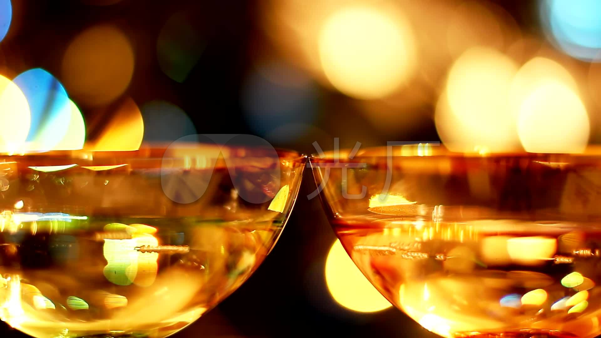 霓虹灯下觥筹交错酒杯干杯特写_1920x1080_高清视频素材下载(编号
