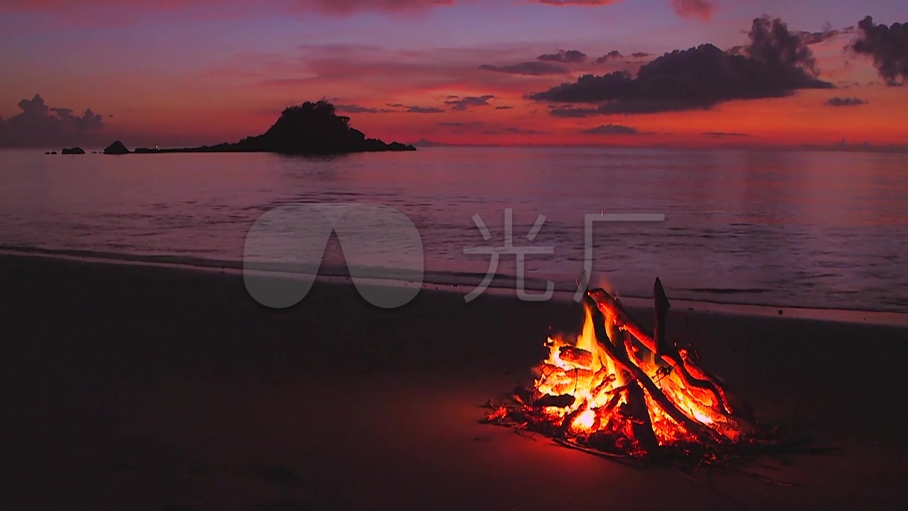 美丽海边火堆夕阳晚霞风景