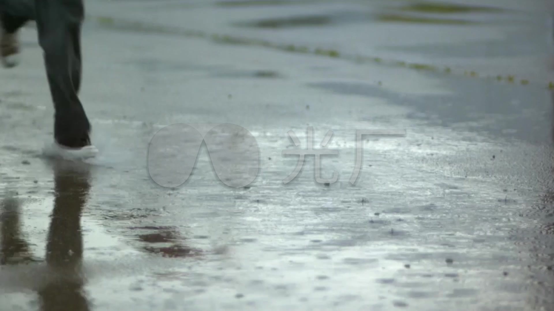 雨中奔跑_跑步慢动作_下雨天街道视频素材