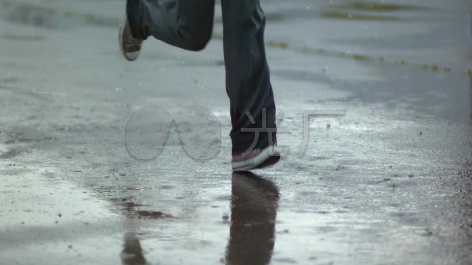 雨中奔跑_跑步慢动作_下雨天街道视频素材