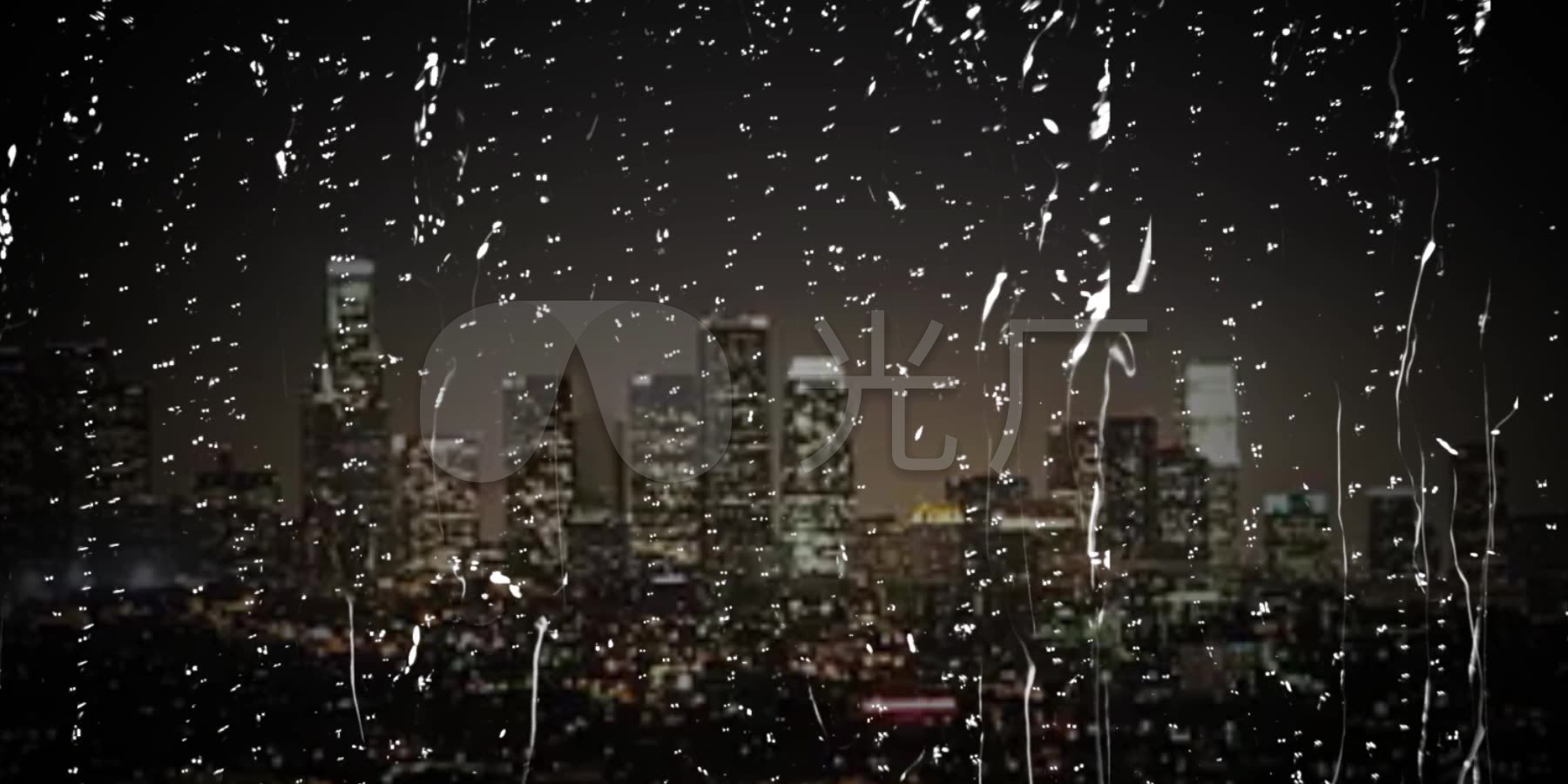 窗外下雨水珠玻璃城市夜景