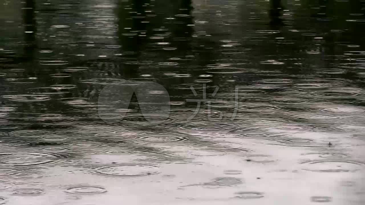 被雨水淋湿的地面溅起涟漪_1280x720_高清视频素材(:)