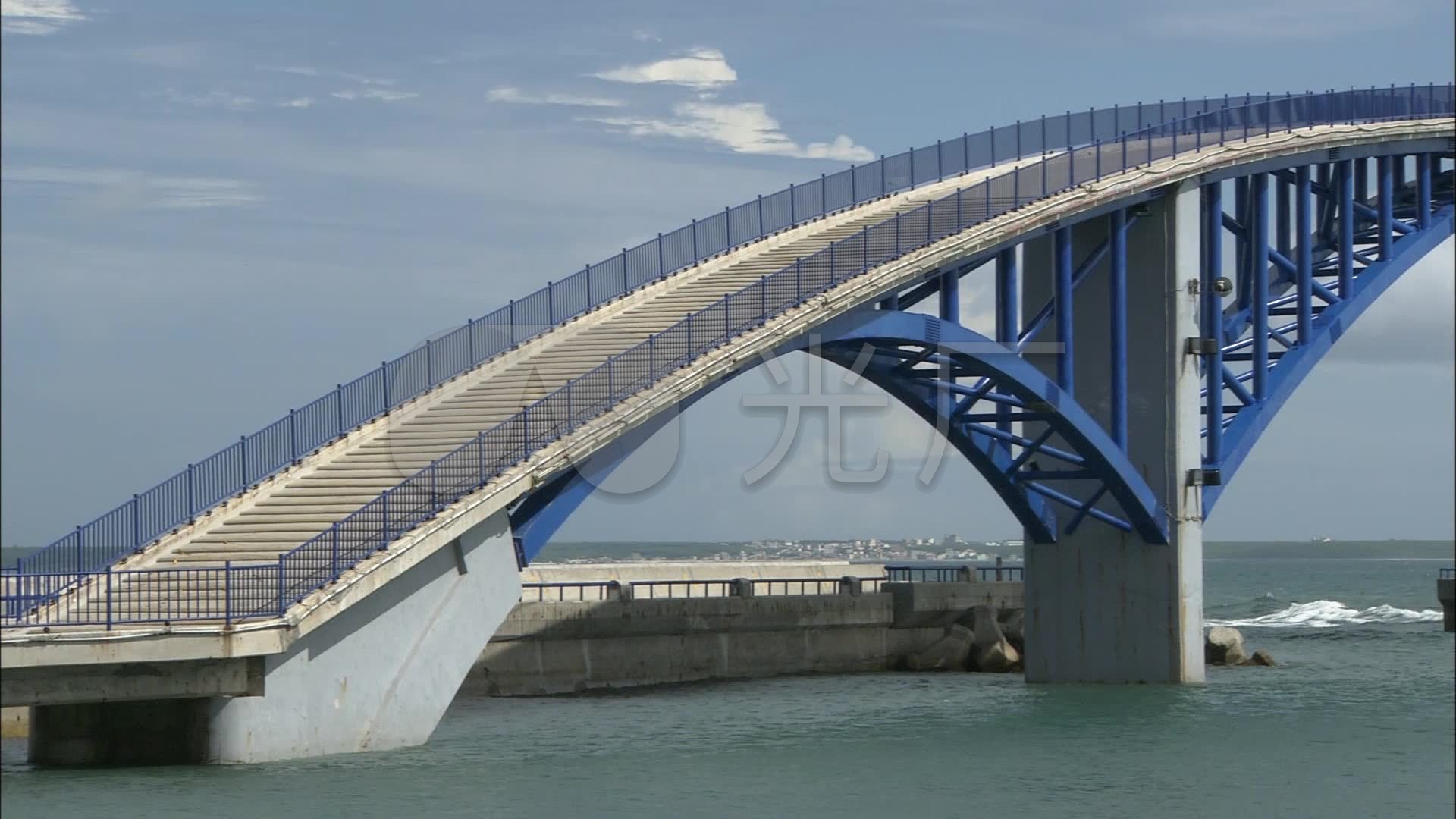 海港城市圆拱形桥梁天空彩虹