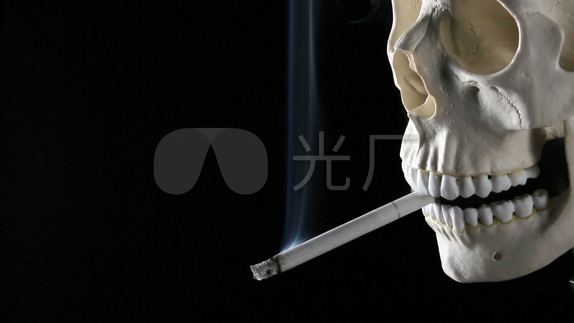 骷髅吸烟
