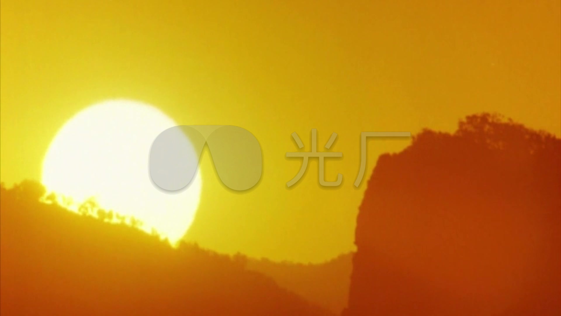 大山日出东方视频素材_巨大的太阳升起_1920x1080_(:)
