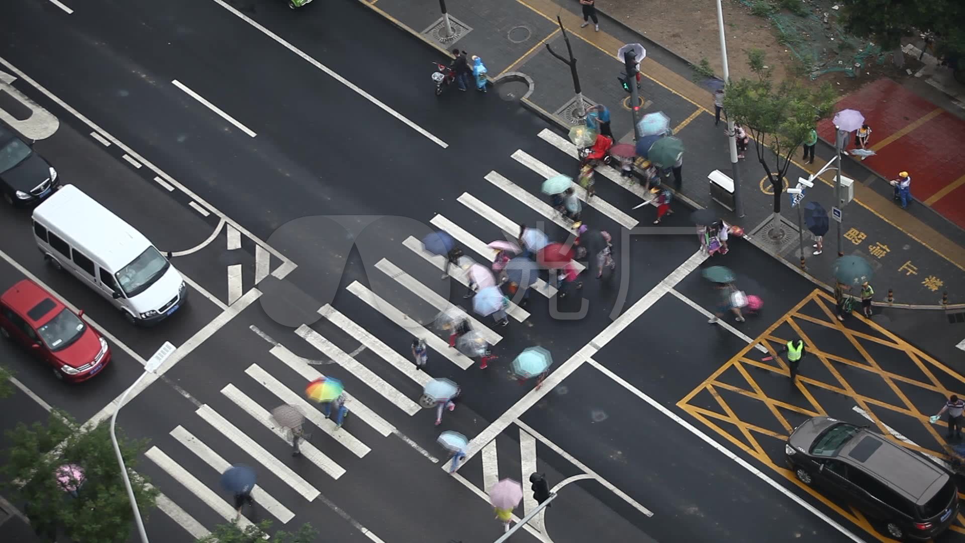 下雨天红绿灯路口过马路实拍高清视频素材
