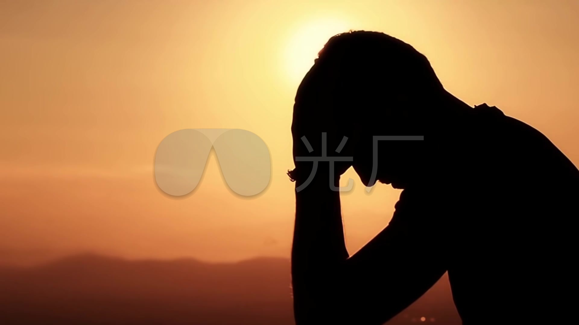夕阳下情绪沮丧的人物剪影_1920x1080_高清视频素材