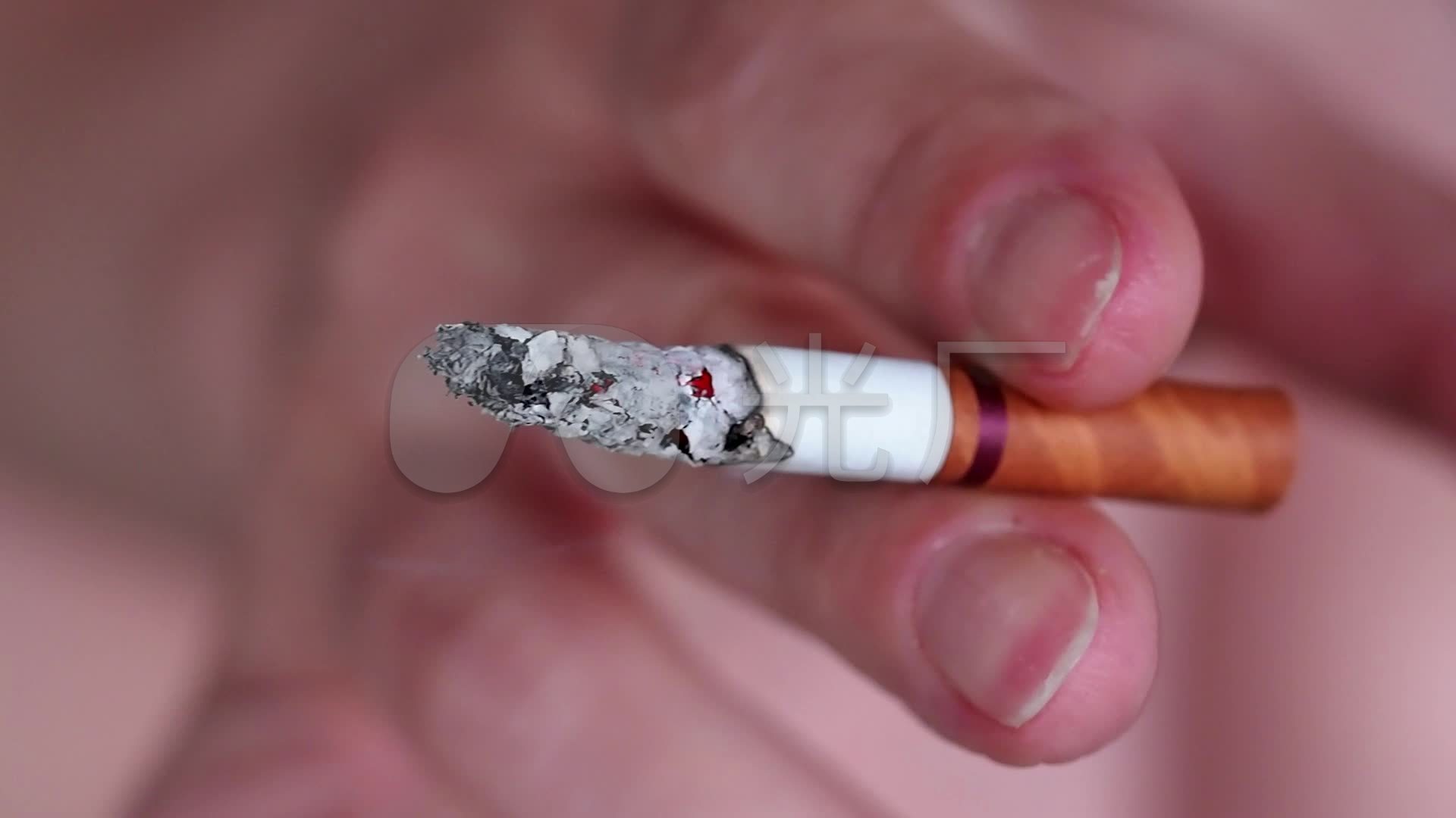 手指夹着香烟