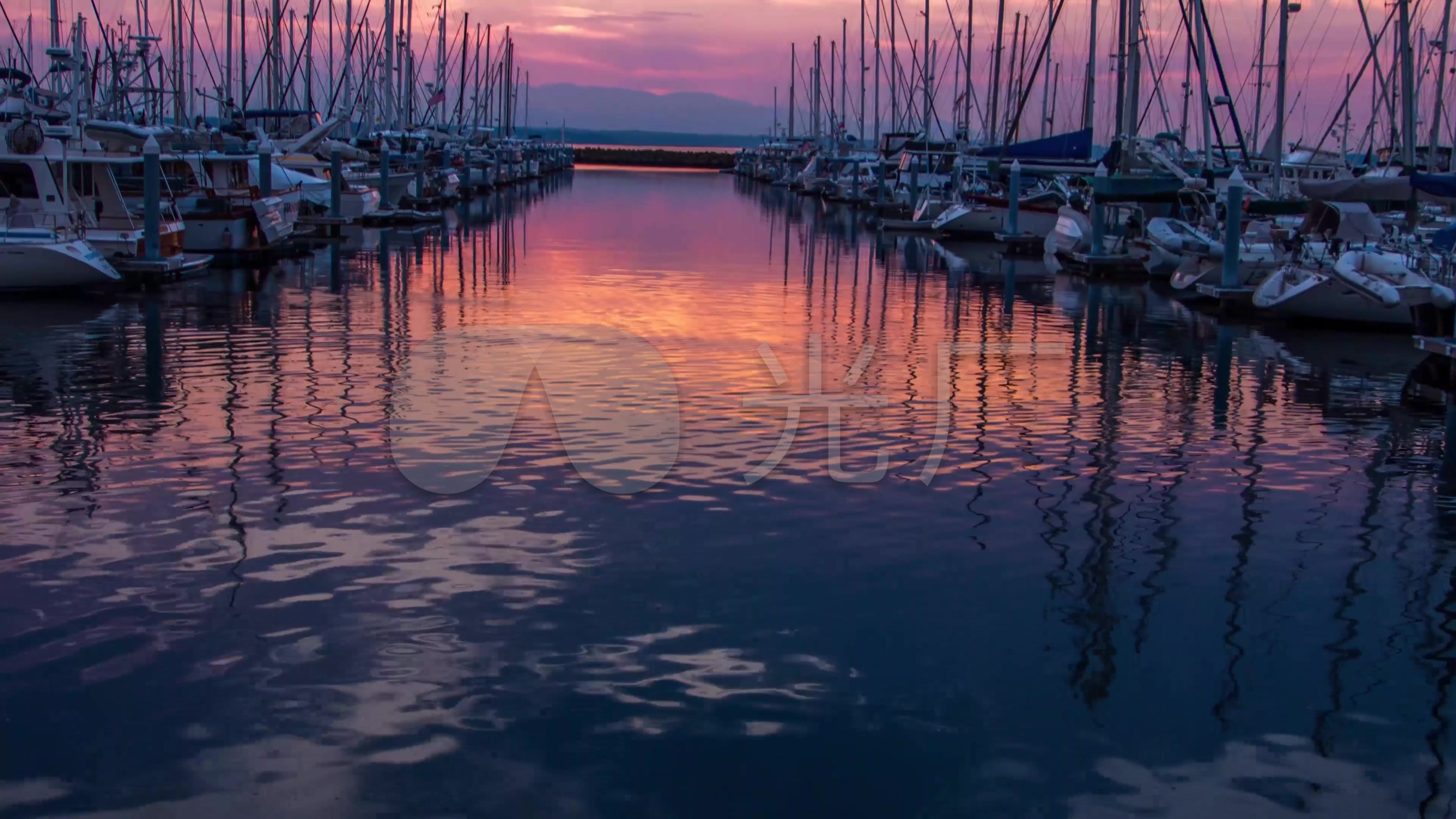 游艇停泊在夕阳下的港湾