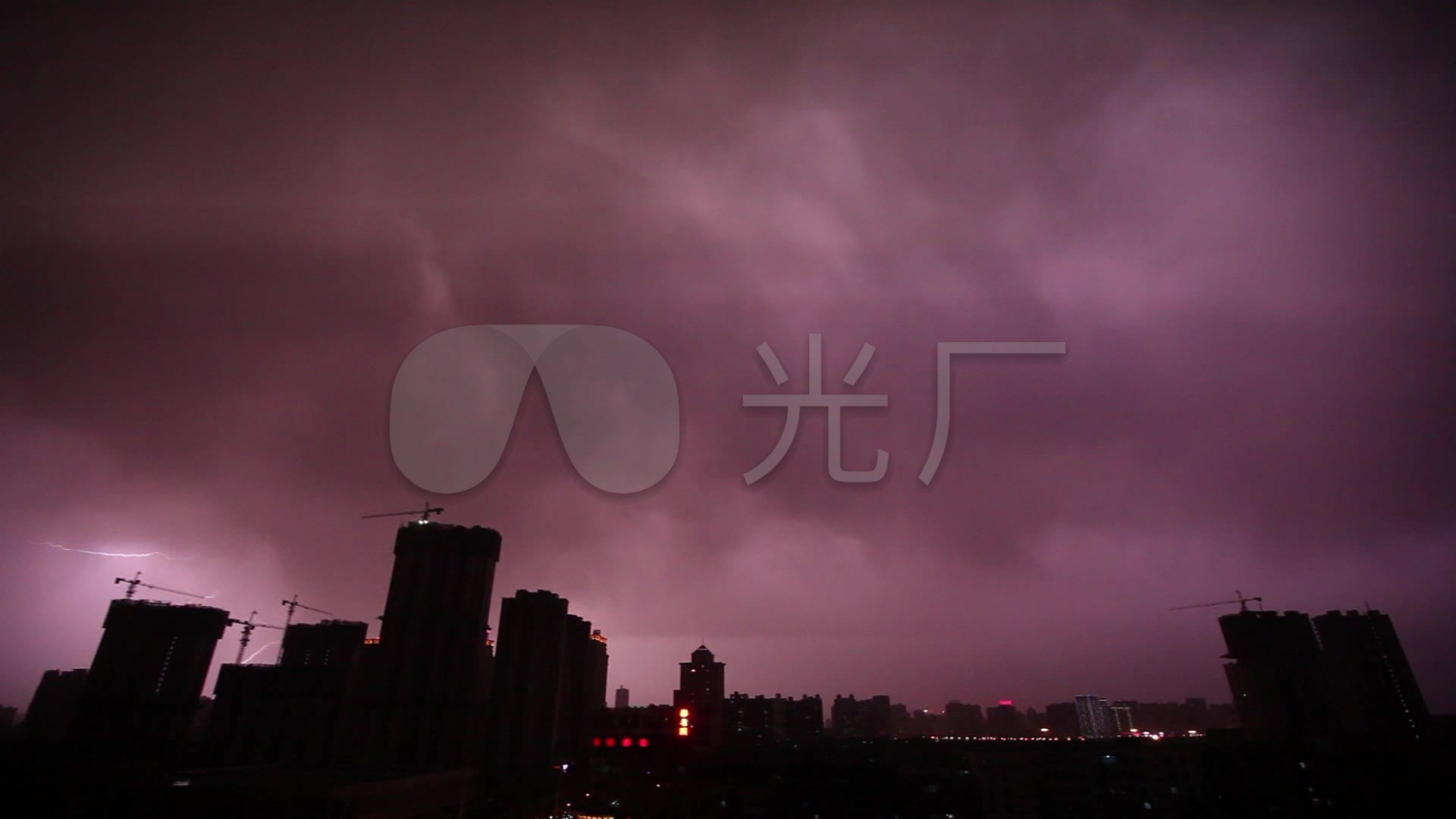 城市暴风雨前夕电闪雷鸣
