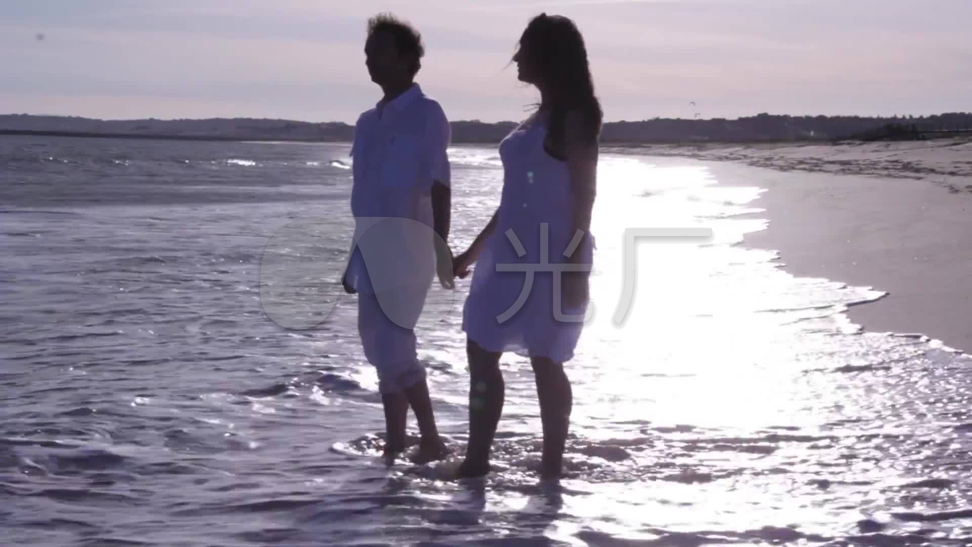 海边沙滩情侣牵手拥抱接吻