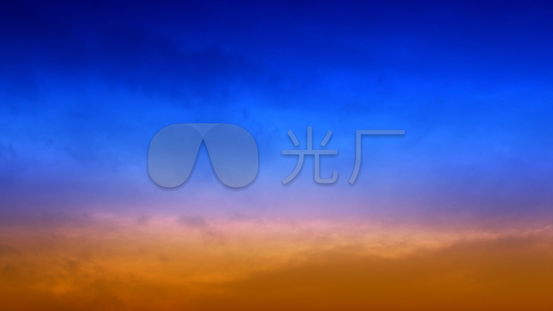 巨大的转变深蓝色天空橘黄色云彩翻滚