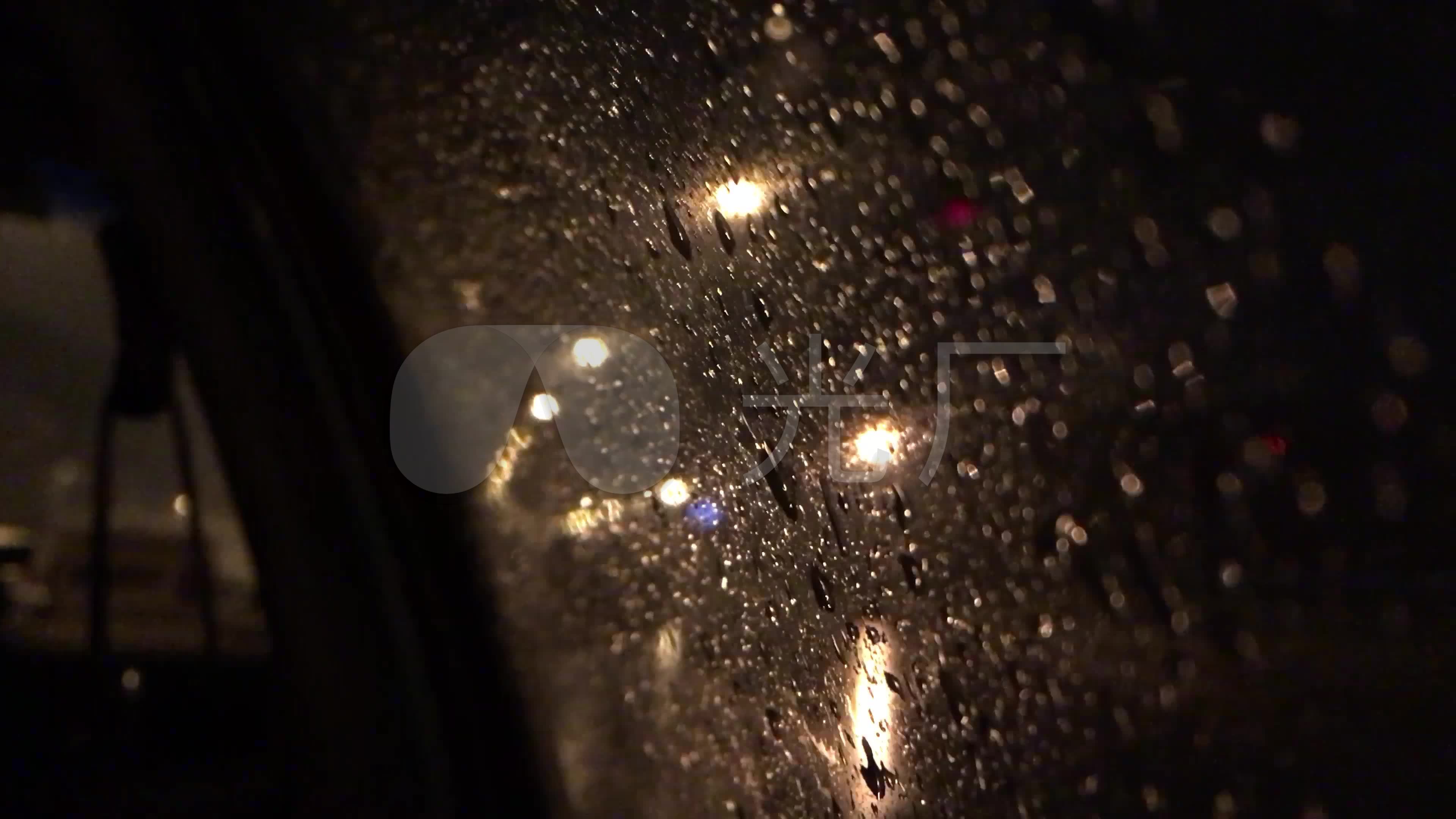 雨夜行驶的汽车玻璃窗外朦胧的景象