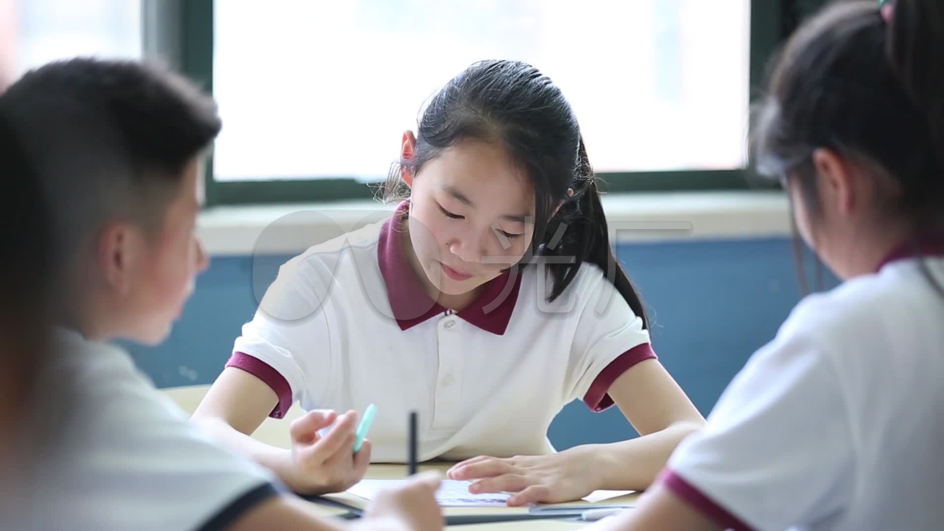 学生上课学习交流探讨上课辅导