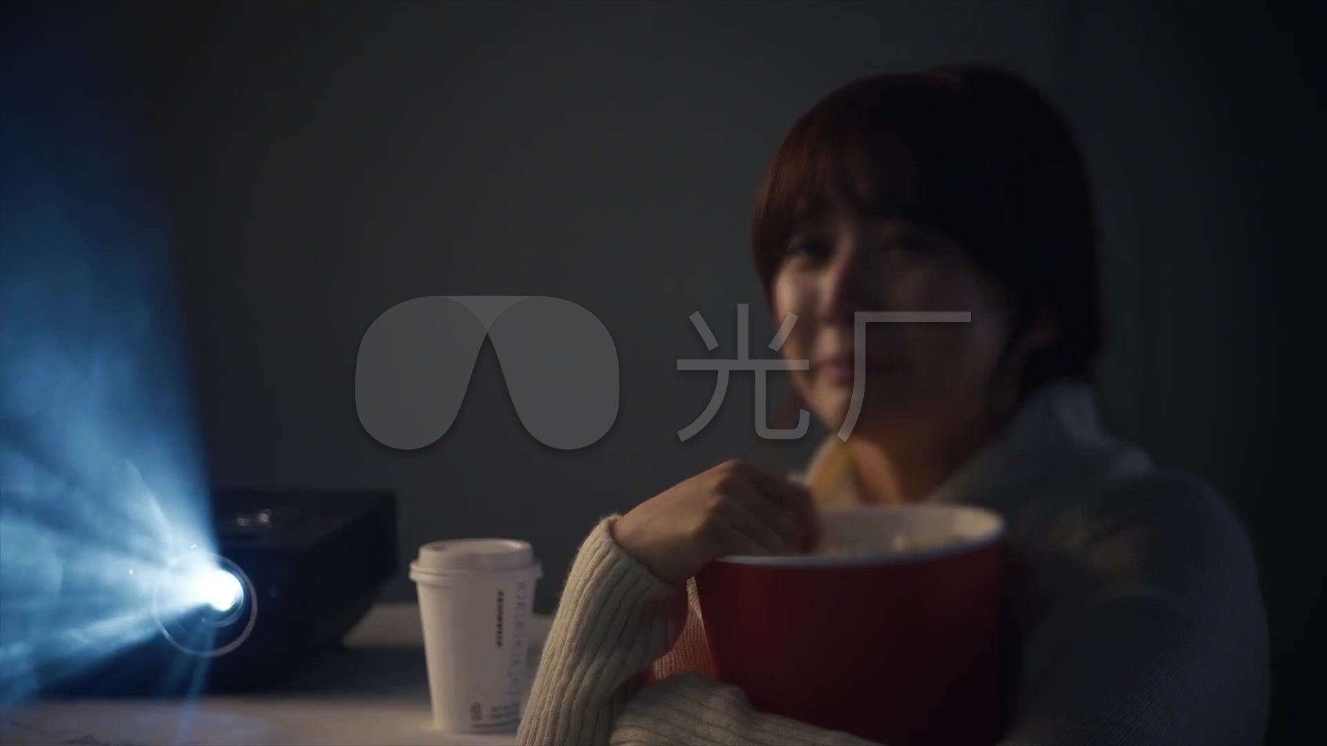 分手后独自在家看电影哭泣的女人