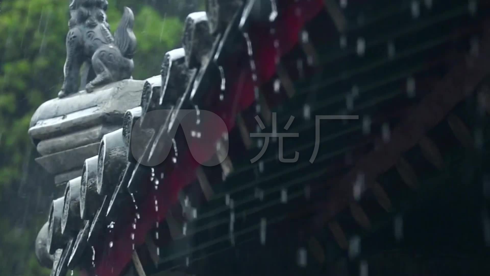 屋檐下的雨滴屋檐下雨中的古代建筑琉璃瓦_01080