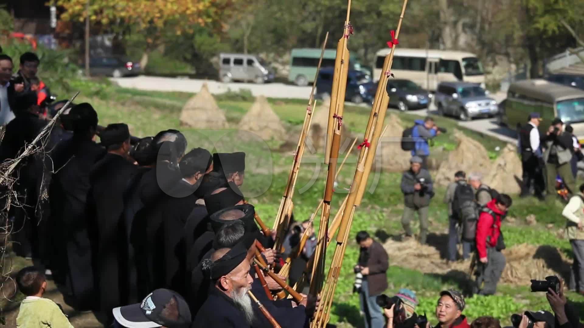 少数民族村寨 民族和谐生活场景老人吹芦笙